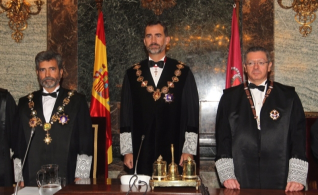 Su Majestad el Rey junto al presidente del Tribunal Supremo y del Consejo General del Poder Judicial, Carlos Lesmes y el ministro de Justicia, Alberto
